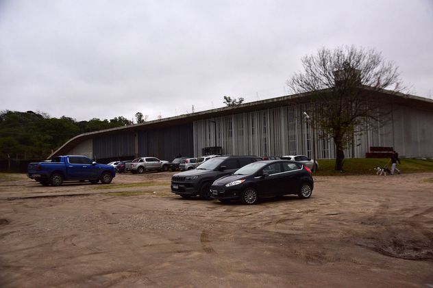 Autos estacionados sobre Avenida Sabattini, junto al Parque de la Biodiversidad.  (Pedro Castillo / La Voz)