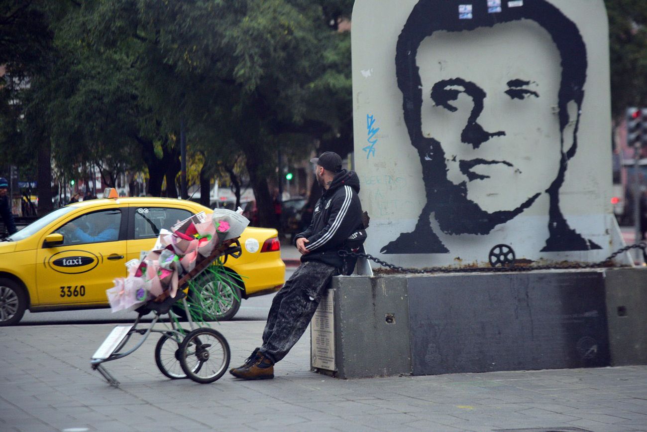 Vendedor ambulante en el Centro de la Ciudad de Córdoba, apoyado en el monumento al sindicalista Agustín Tosco.  (Pedro Castillo / La Voz)