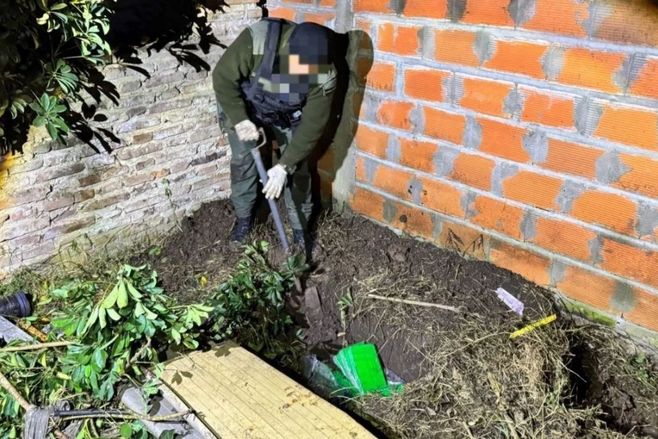 Hallaron casi 60 kilos de cocaína enterrados tras la investigación por el aterrizaje de una avioneta con droga