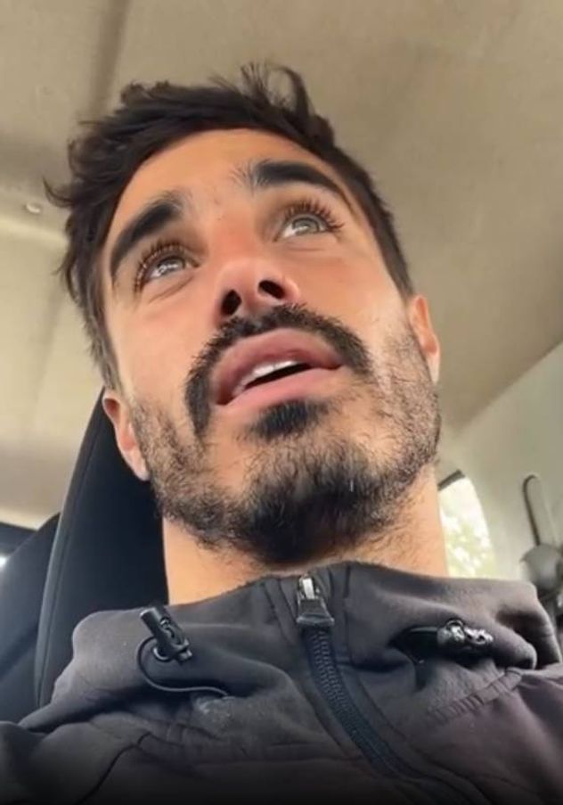 El joven chileno se quedará con los tres perros rescatados.