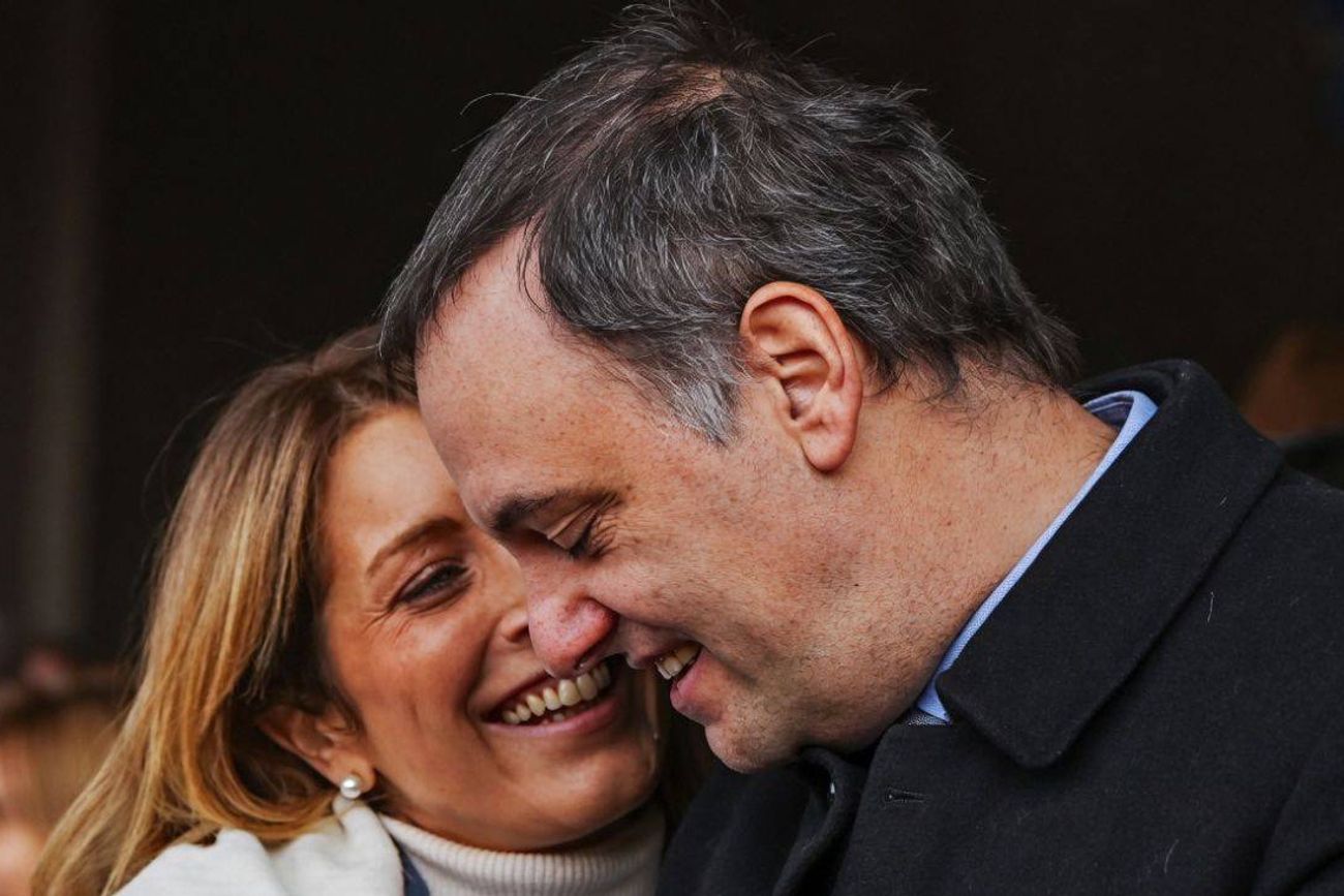 Manuel Adorni junto a su esposa.