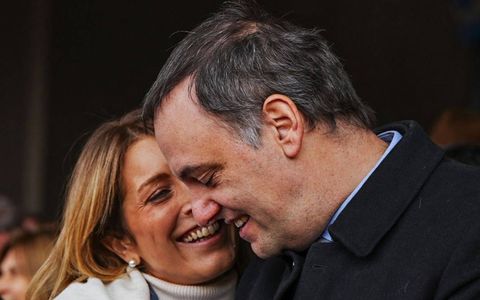 Manuel Adorni junto a su esposa.