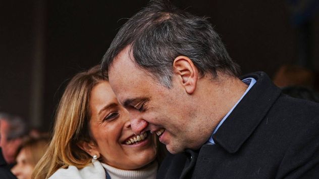 Manuel Adorni junto a su esposa.
