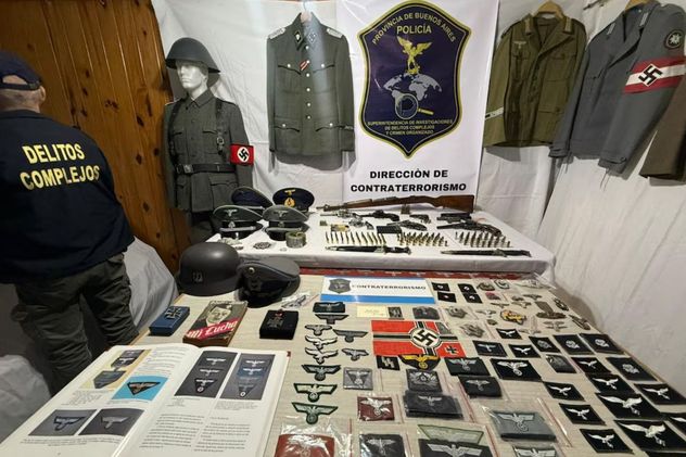 Lo detuvieron por vender un uniforme nazi en redes: hallaron armas, dagas y simbología del Tercer Reich
