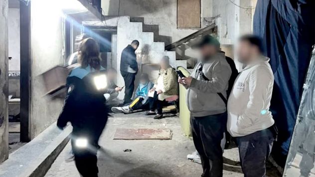 “Morite, sos una loca”: detuvieron a un hombre que golpeó, ahorcó y prendió fuego a su pareja.