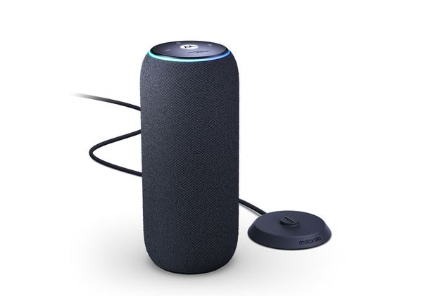 Precio: $ 499.999. Moto sound flow ya está disponible en Argentina en los colores Pantone Carbon y Pantone Warm Taupe.