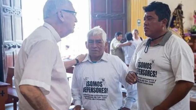 De rodillas. Con este gesto inusual representantes de la iglesia católica pidieron perdón el sábado 23 de mayo a las comunidades campesinas herederas del pueblo indígena Tallán en Perú.