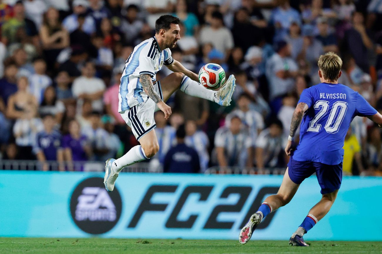 Lionel Messi en el amistoso ante Islandia.