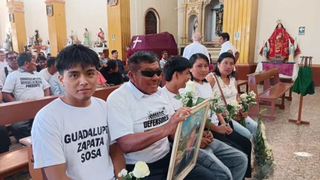 De rodillas. Con este gesto inusual representantes de la iglesia católica pidieron perdón el sábado 23 de mayo a las comunidades campesinas herederas del pueblo indígena Tallán en Perú.
