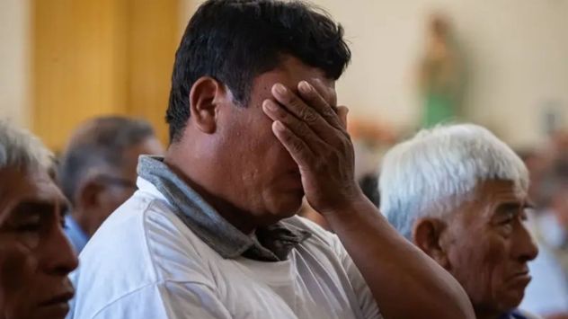 De rodillas. Con este gesto inusual representantes de la iglesia católica pidieron perdón el sábado 23 de mayo a las comunidades campesinas herederas del pueblo indígena Tallán en Perú.