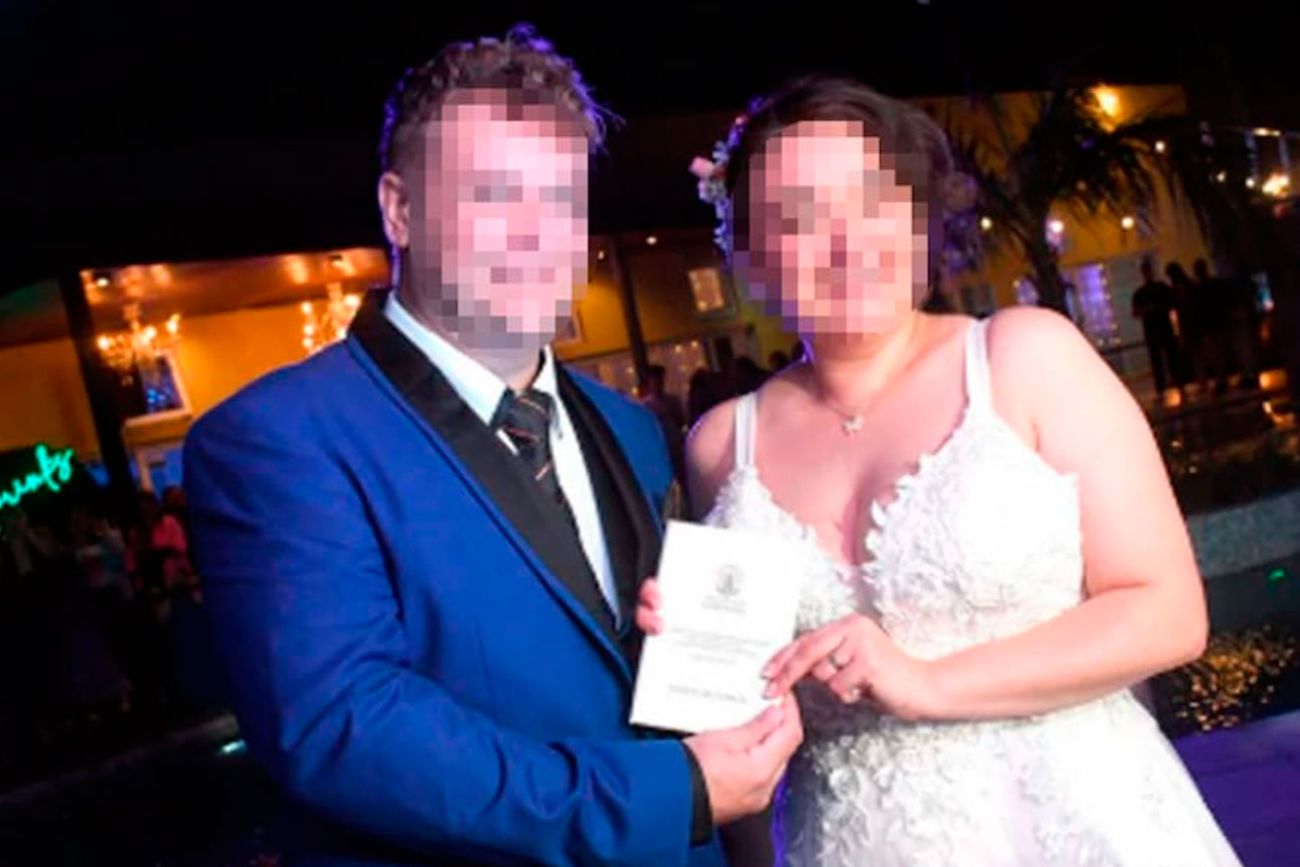 La policía y su esposo en la fiesta que sí tuvieron. (@cristiansachetto en Instagram)