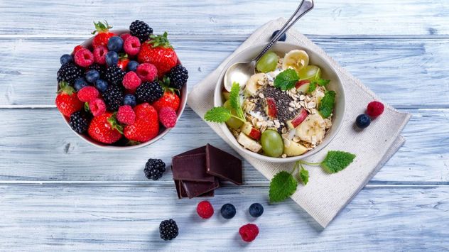 Frutos rojos, cítricos, manzanas y granadas forman parte del grupo de frutas que Harvard destaca por sus propiedades antiinflamatorias.