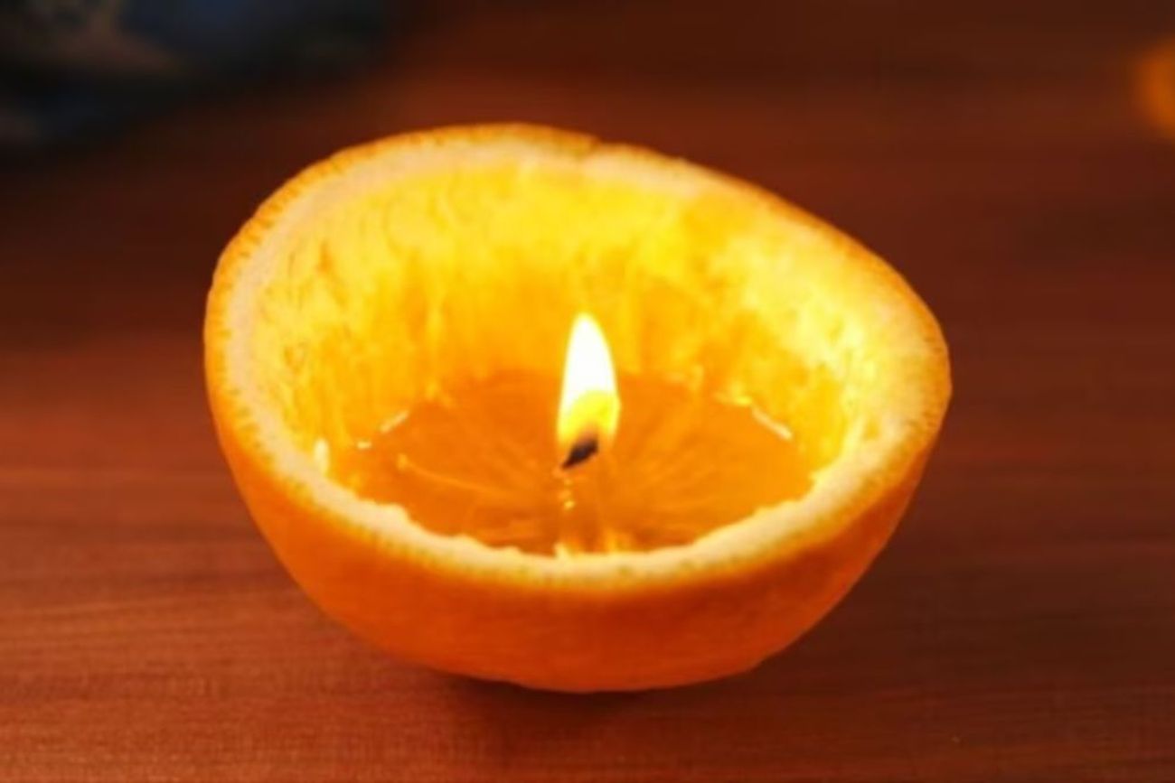 Las cáscaras de mandarina pueden reutilizarse para crear velas aromáticas caseras que perfuman los ambientes y aportan un toque decorativo natural al hogar.