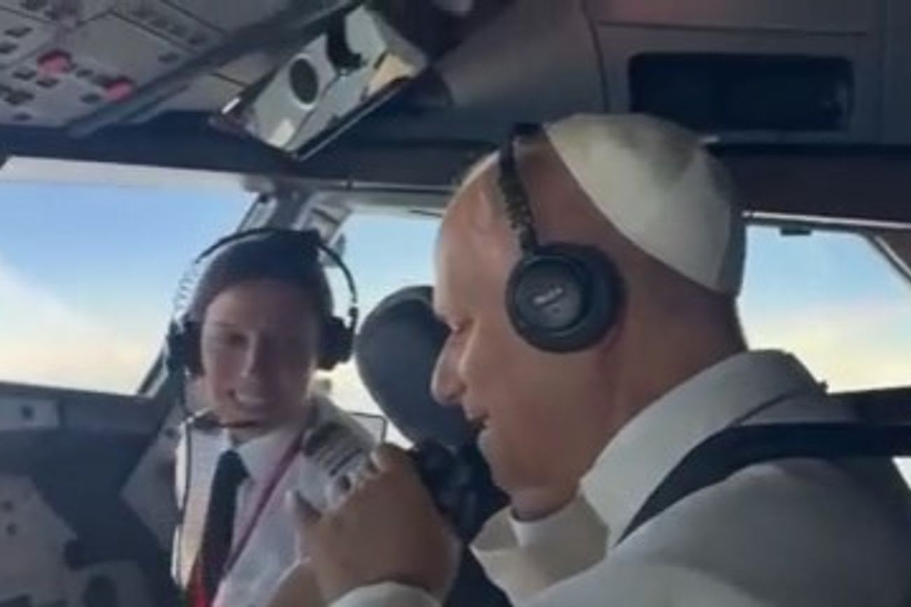 España: el papa León XIV saludó por radio a los pilotos de caza que escoltaban su avión