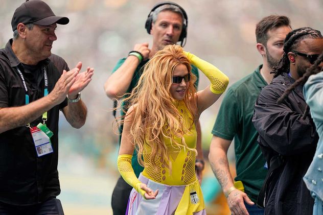La artista colombiana Shakira, con su hermano Antonio Mebarak, a la izquierda, espera su turno para actuar durante la ceremonia de apertura antes del inicio del partido de fútbol del Grupo A de la Copa Mundial entre México y Sudáfrica en la Ciudad de México, el jueves 11 de junio de 2026.