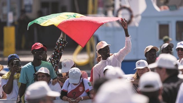 Los asistentes esperan la llegada del Papa León XIV para asistir a una reunión con organizaciones que trabajan con migrantes en Arguineguín, Las Palmas de Gran Canaria, España, el jueves 11 de junio de 2026. (Foto AP/Arturo Rodríguez)