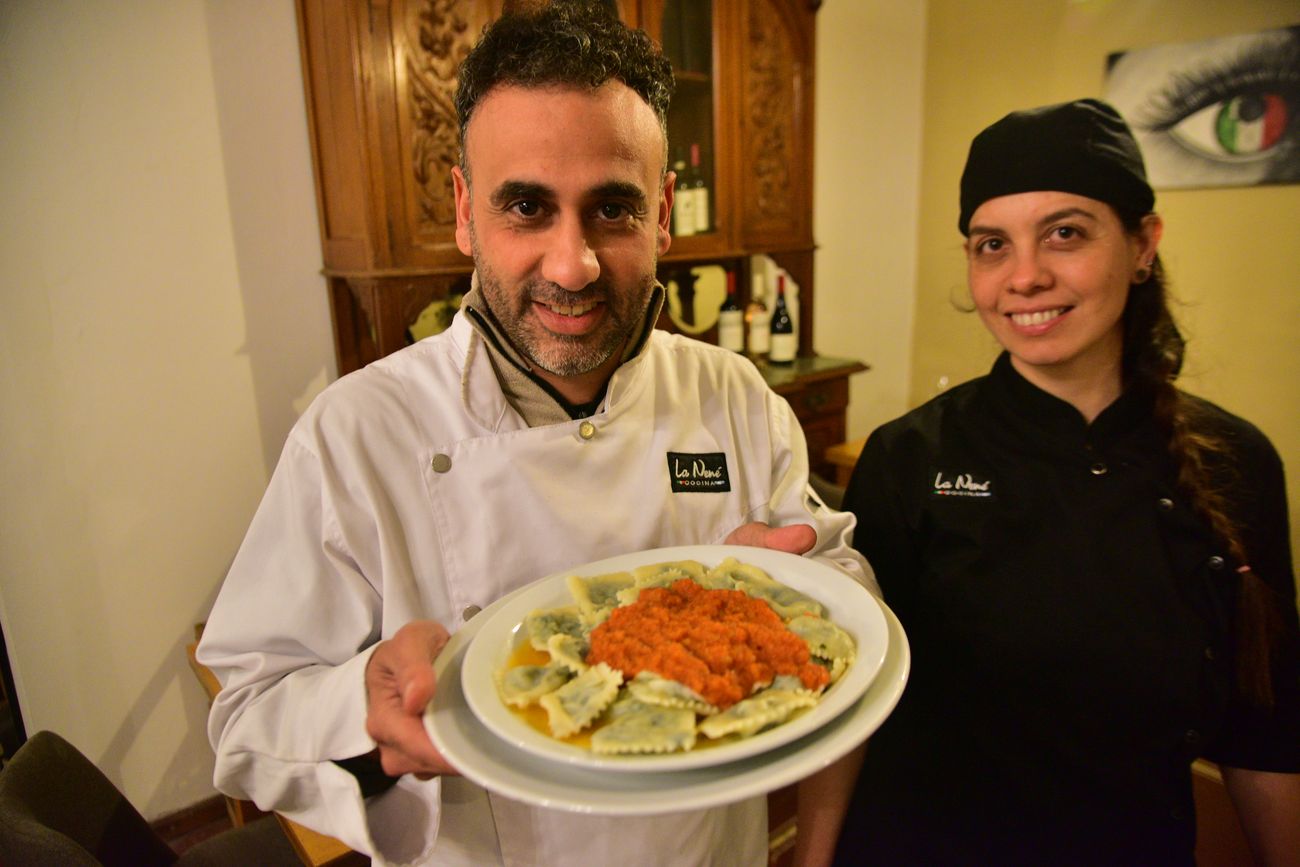 Chef Matías Brizuela de La Nené Cocina junto a su esposa Carla en el restaurant especializado en pastas.