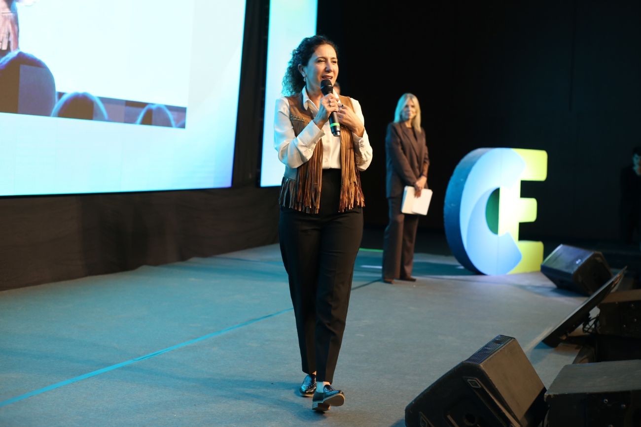 La secretaria General de Hábitat y Desarrollo Emprendedor, Laura Jure, remarcó el perfil federal de la convocatoria ante el auditorio.