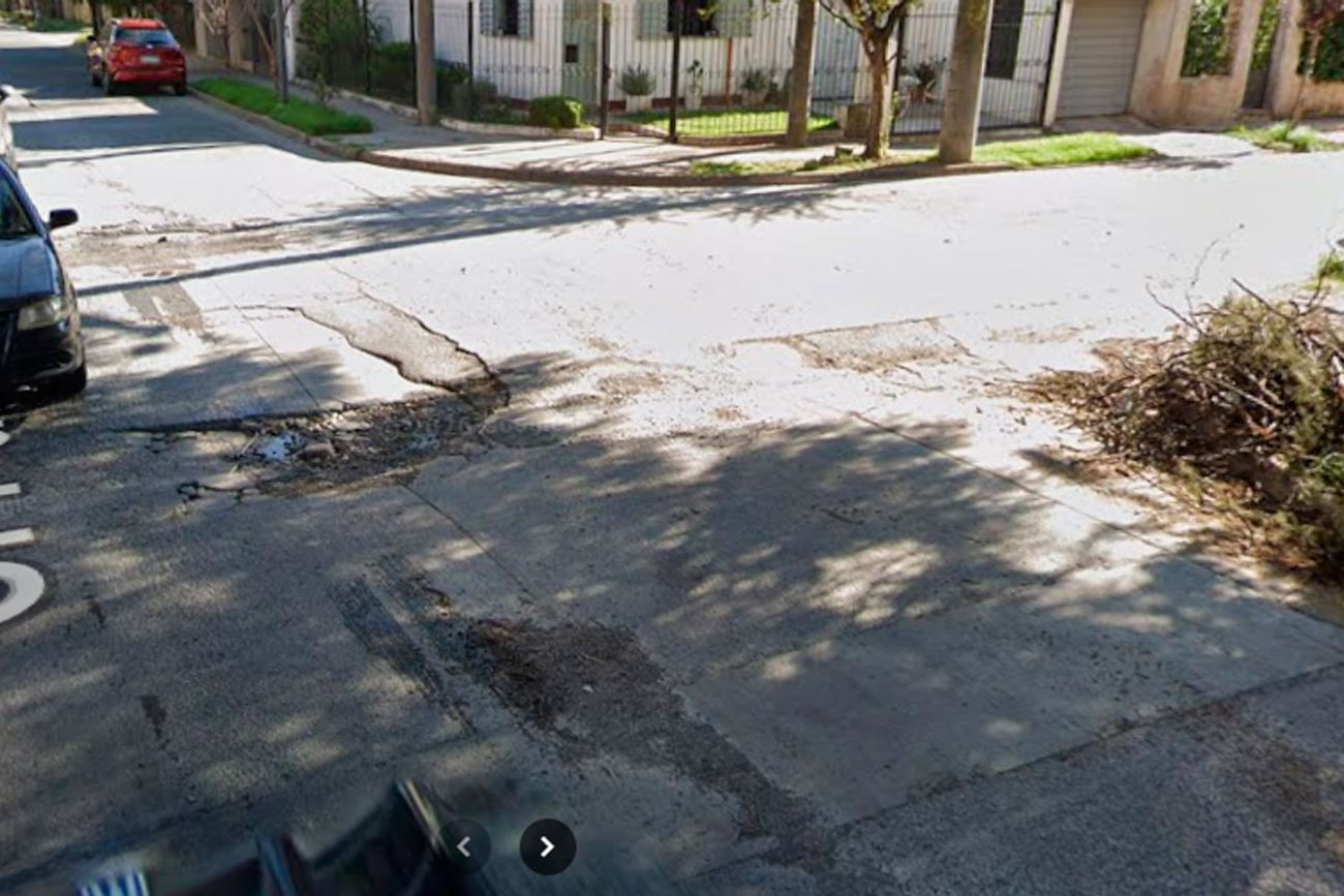 La calle Carlos Paz, una zona "sembrada" de baches. (Captura/©Google Street View).