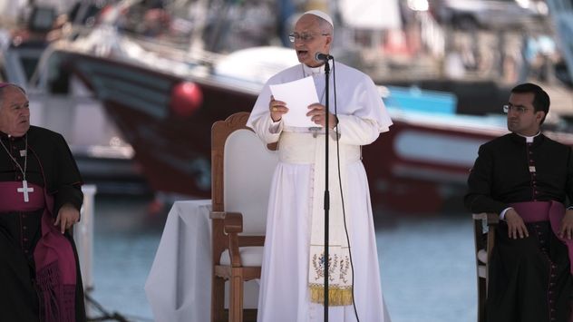 El Papa León XIV pronuncia su discurso durante una reunión con organizaciones que trabajan con migrantes en Arguineguín, Islas Canarias, España.