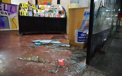 Entró a robar en una galería de la calle Humberto Primo antes de General Paz y rompió 10 locales.