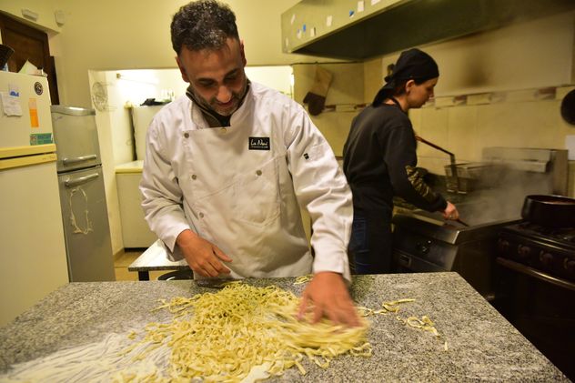 Chef Matías Brizuela de La Nené Cocina junto a su esposa Carla en el restaurante especializado en pastas.