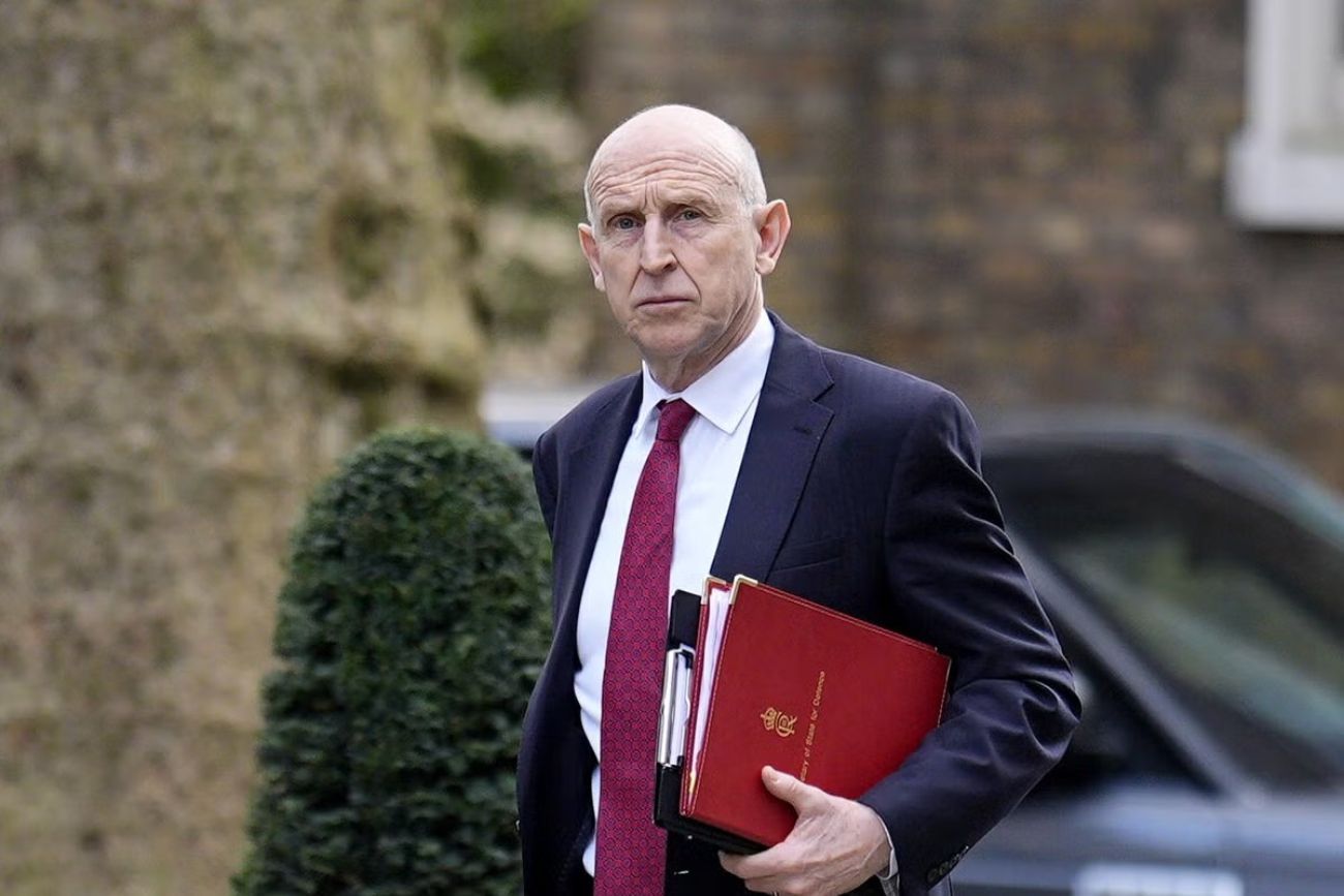 El ministro de Defensa británico, John Healy, renunció y acusó al gobierno de no financiar al ejército. (@visegrad24)