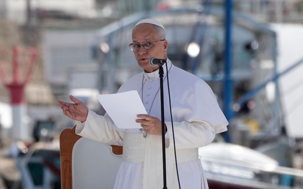 El Papa León XIV pronuncia su discurso durante una reunión con organizaciones que trabajan con migrantes en Arguineguín, Islas Canarias, España.