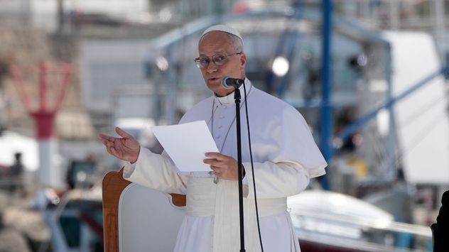 El Papa León XIV pronuncia su discurso durante una reunión con organizaciones que trabajan con migrantes en Arguineguín, Islas Canarias, España.