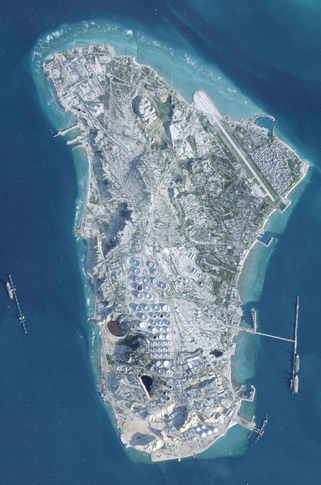 En esta fotografía satelital de Planet Labs PBC, se observa la isla de Kharg en Irán el 26 de febrero de 2026.