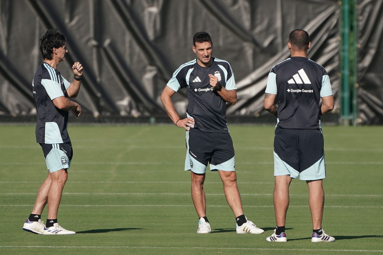 Lionel Scaloni y su cuerpo técnico.