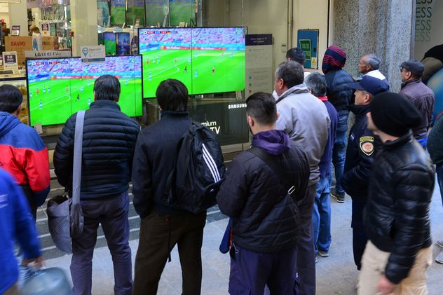 El Mundial de fútbol se vive de otra manera.  Los partidos se ven en todos lados.  (La Voz / Archivo)