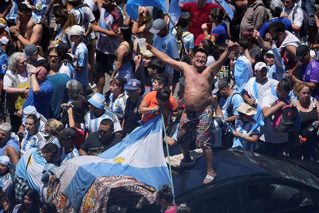 EL fútbol actúa como representación material de la nación. (Archivo La Voz)