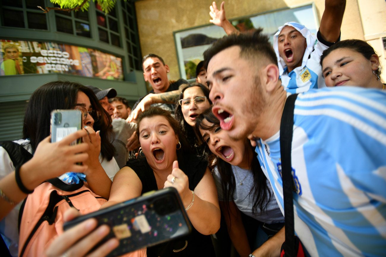 El Mundial de fútbol se vive de otra manera. Los partidos se ven en todos lados. (Pedro Castillo / Archivo)
