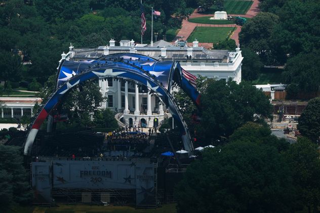 Trump instaló un estadio de la UFC en la Casa Blanca por sus 80 años: así es "La Garra"