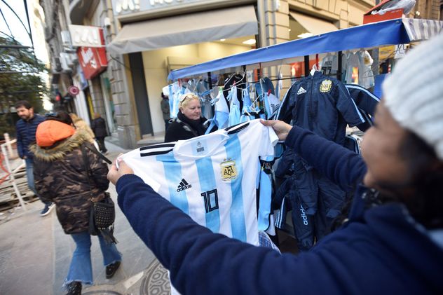El Mundial de fútbol se vive de otra manera.  Los partidos se ven en todos lados.  (La Voz / Archivo)