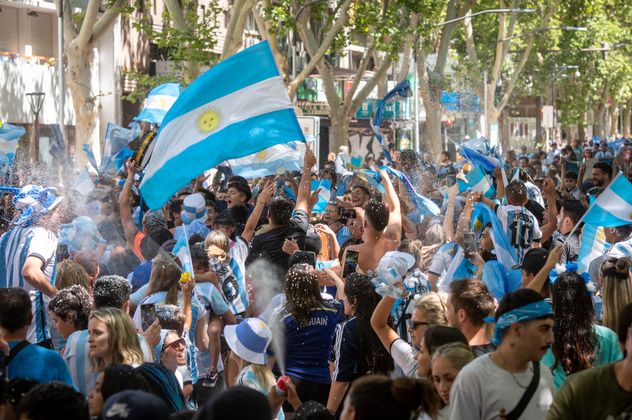 Se genera una interpelación social que crea la ilusión de una unión colectiva. 