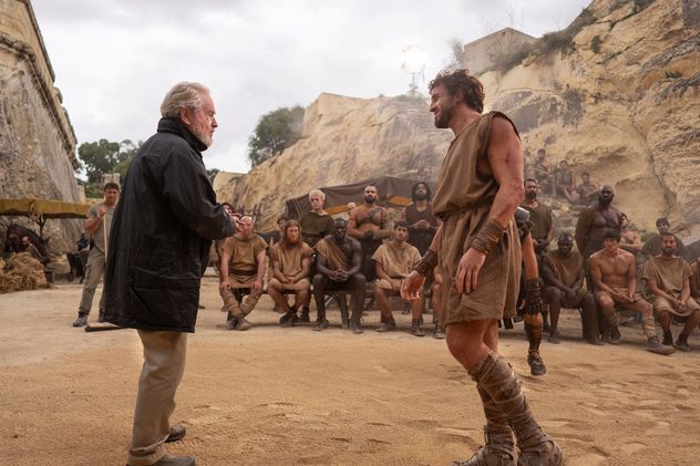 Ridley Scott en el set de Gladiador 2 junto a Paul Mescal.