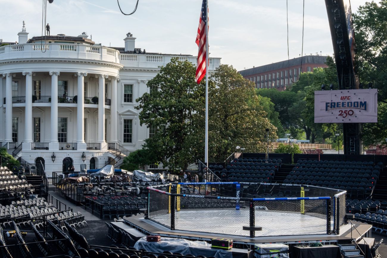 Trump instaló un estadio de la UFC en la Casa Blanca por sus 80 años: así es "La Garra"