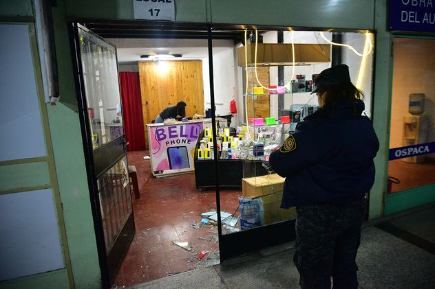 Entró a robar en una galería de la calle Humberto Primo antes de General Paz y rompió 10 locales.