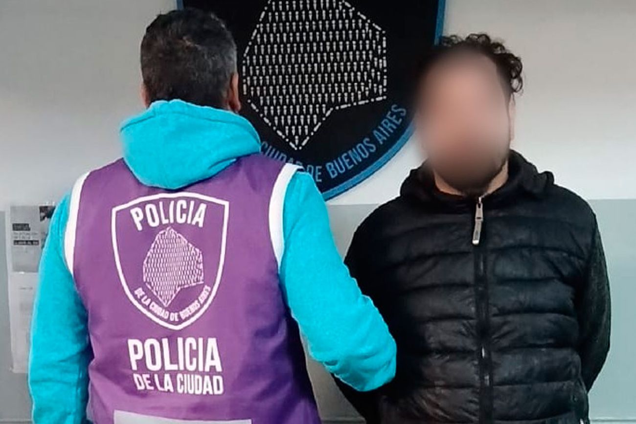 El sospechoso, al ser detenido. (Policía de la Ciudad)