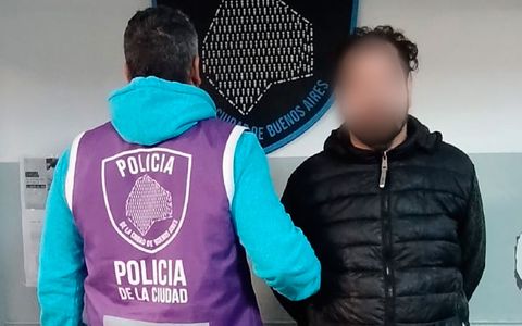 El sospechoso, al ser detenido. (Policía de la Ciudad)