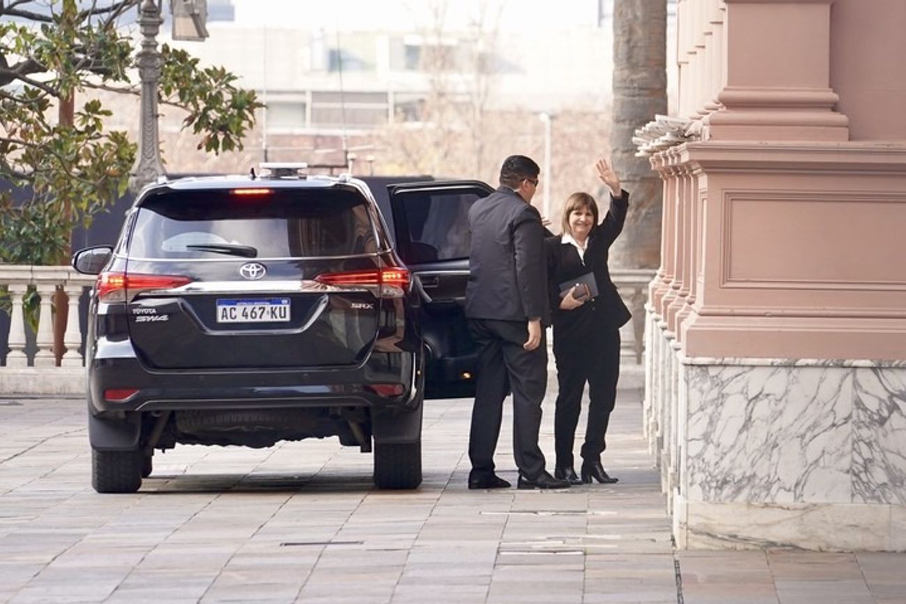 Patricia Bullrich, este jueves, ingresando a la Casa Rosada para participar de la reunión de la mesa política del gobierno. Antes de participar del encuentro, la senadora nacional volvió a criticar a Manuel Adorni. (Gentileza Clarín)