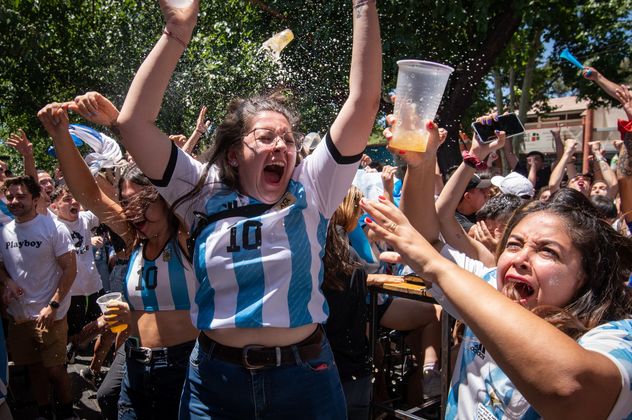 ¿Por qué nos apasiona tanto el fútbol? ¿Por qué sufrimos y festejamos como si estuviéramos en la cancha? (Archivo La Voz)