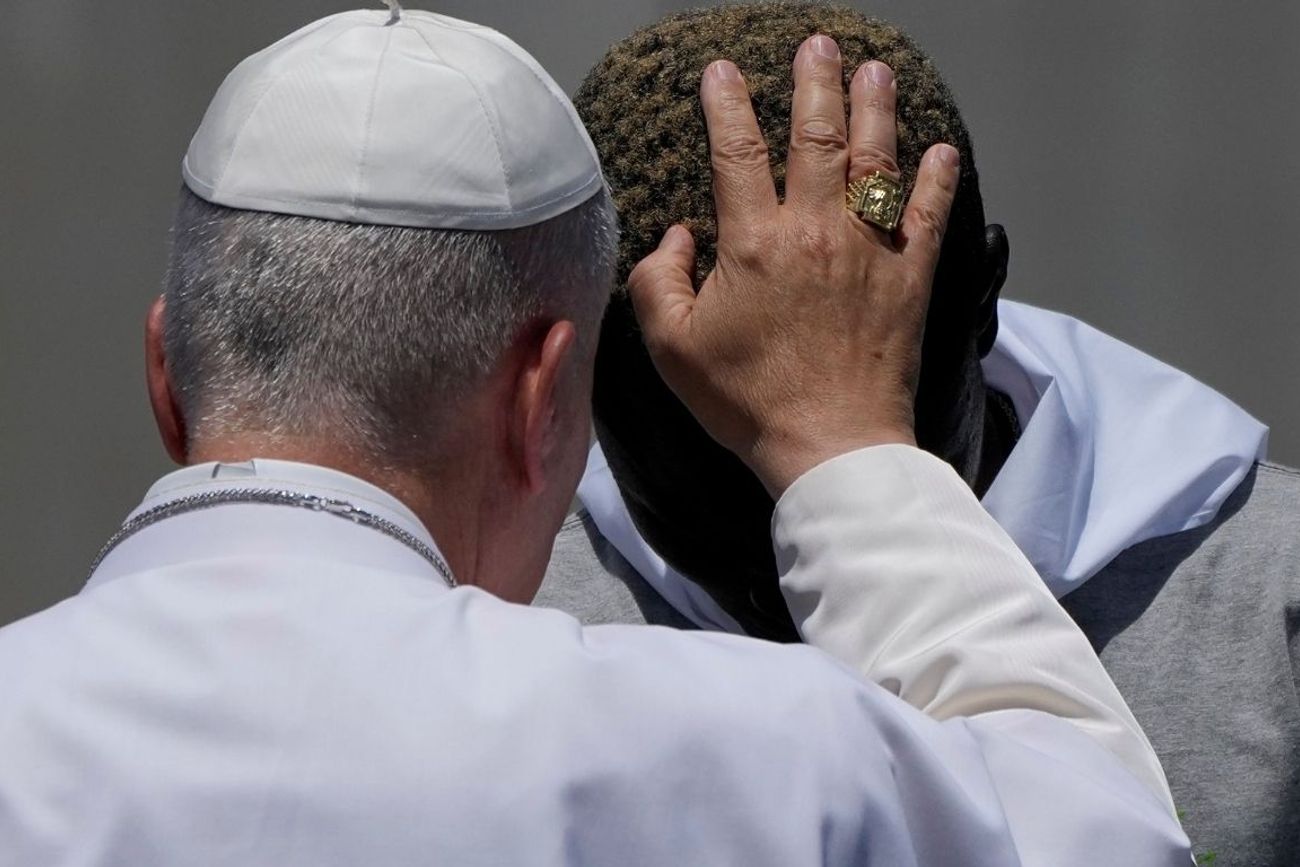 El papa León XIV bendice a un migrante durante un encuentro con organizaciones que trabajan con migrantes en Arguineguín, Islas Canarias, España, el jueves 11 de junio de 2026. (Foto AP/Alessandra Tarantino)