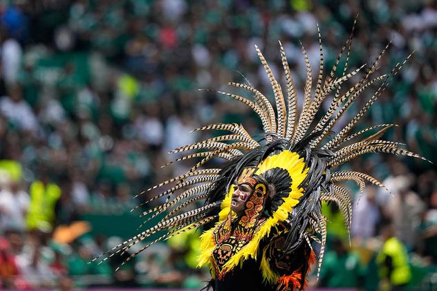 Artistas en el campo durante la ceremonia de apertura antes del inicio del partido de fútbol del Grupo A de la Copa Mundial entre México y Sudáfrica en la Ciudad de México, el jueves 11 de junio de 2026.