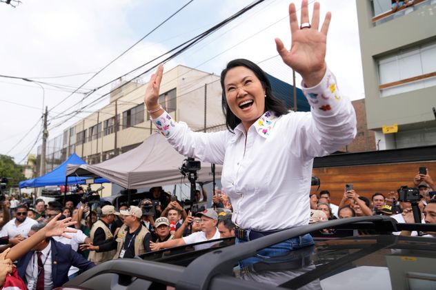 Keiko Fujimori gana la elección de Perú por una escasa diferencia de votos.