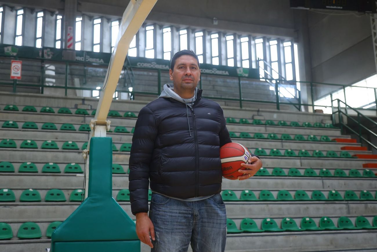 "De ahora en más, todos mirando para adelante, firmes, juntos", pidió Leo Gutiérrez como entrenador de Atenas para la próxima Liga Nacional de Básquetbol. (Prensa Atenas)