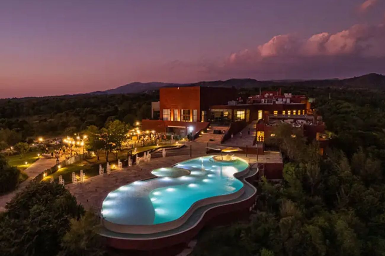 Pueblo Nativo Resort, Golf & Spa se ubica en Villa Giardino, rodeado por el paisaje natural de las sierras de Córdoba. 