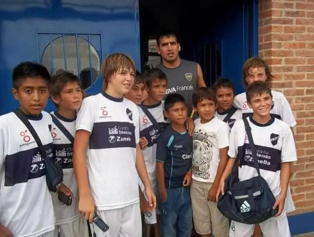 Una foto icónica de Julián Álvarez en Atalaya. Es el primero desde la derecha. Al medio, el jugador más alto es Ramos Mingo, hoy en Barcelona y cierra Rodrigo Montes, quien ya debutó en Boca. Son parte de las expectativas del club de la Liga, que también tiene convenio con Inter, el gigante europeo que le fichó a Franco Vezzoni.